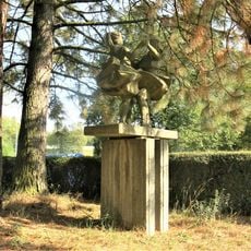 Socha Tančící dívky u školy v Okružní ulici v Chodově