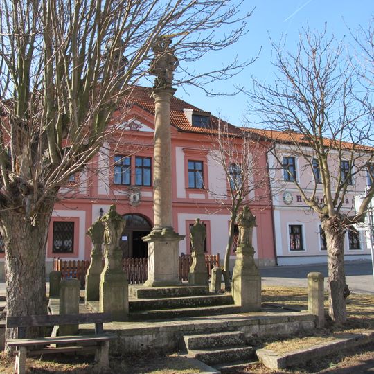 Sloup se sochou svatého Michala