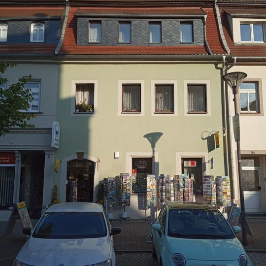 Wohnhaus und Nebengebäude in geschlossener Bebauung Schloßstraße 3