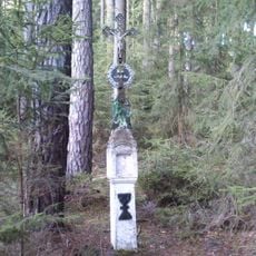 Kříž severně od Chrastavic v lese