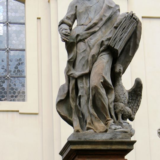 Socha svatého Jana na ohradní zdi kostela v Lysé nad Labem