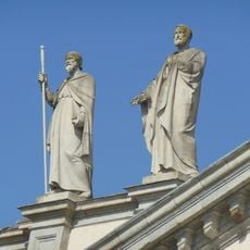 Rappresentato con le chiavi, che rappresentano il Regno dei Cieli.