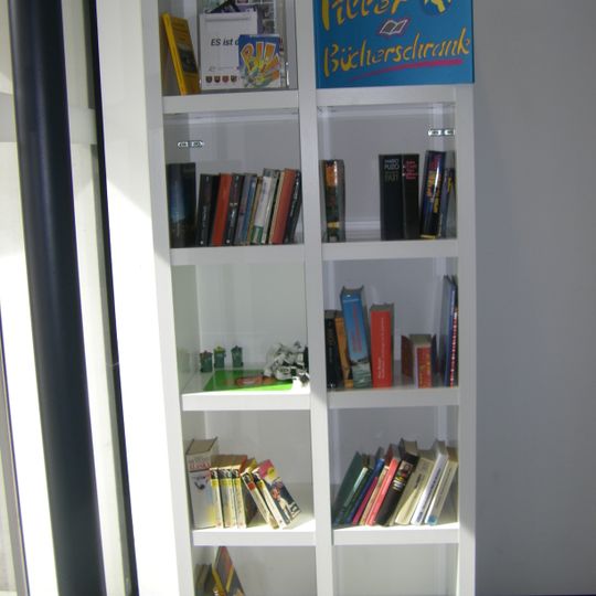 Public bookcase Pill