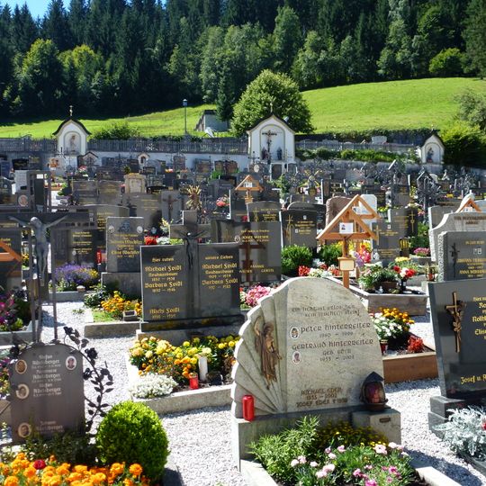 Friedhof, Kreuz und Aufbahrungshalle