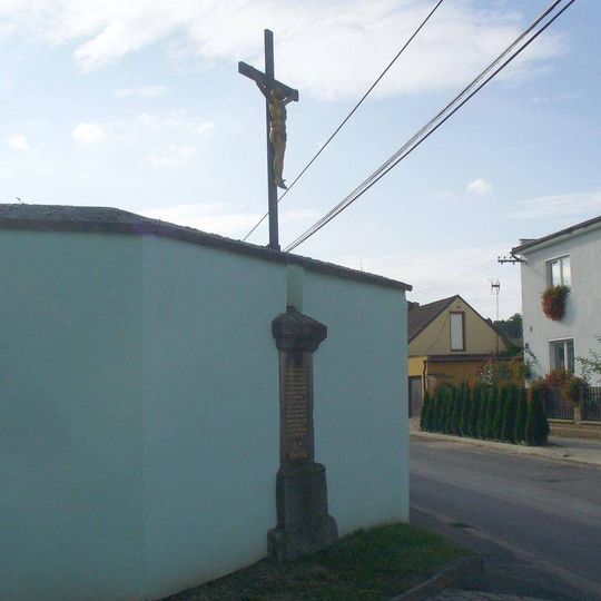 Kříž na rozcestí v obci Travčice