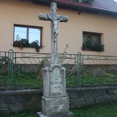 Kříž u kaple v Dlouhém