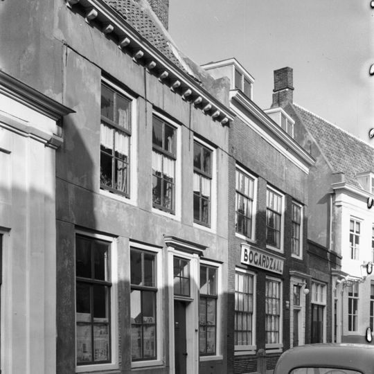 Huis met gecementeerde rechte gevel met gootlijst op consoles