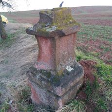 Kříž v Drahonicích při silnici na Lubenec