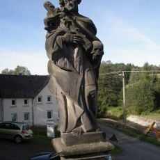 Socha svaté Rosalie na schodišti ke kostelu ve Vilémově