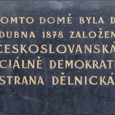 Pamění deska založení sociální demokracie na centru Kaštan na Břevnově