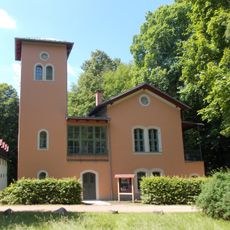 Sachgesamtheit Grünfelder Park mit den Einzeldenkmalen: Alte Fabrik (Parkweg 3, siehe Einzeldenkmalliste Obj. 09242611), Wasserkraftwerk (Parkweg 4, siehe Einzeldenkmalliste Obj. 09242484), Ökonomiegebäude Grünfelder Schloss mit sog. Teehaus sowi