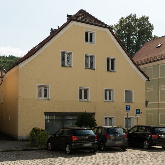 Wohnhaus mit Laden