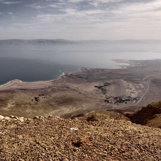 כביש גישה מסומן באבנים, לא בצבע
