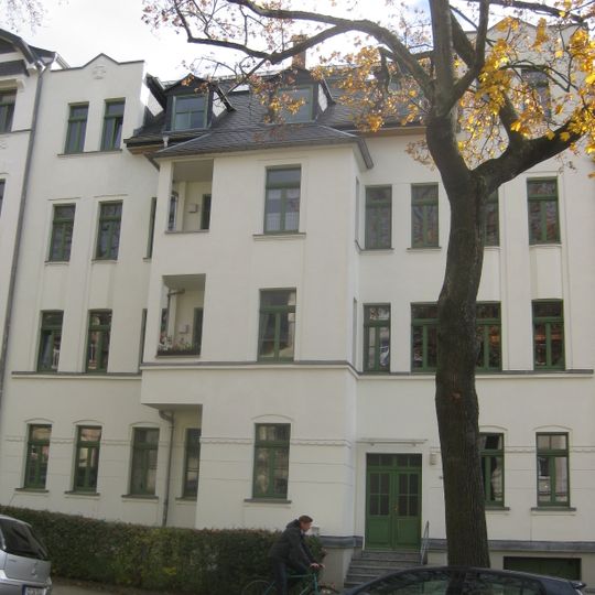 Mietshaus in geschlossener Bebauung mit Vorgarten Münchner Straße 4a