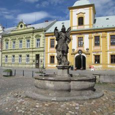Kašna se sochou svatého Floriána v Manětíně u kostela