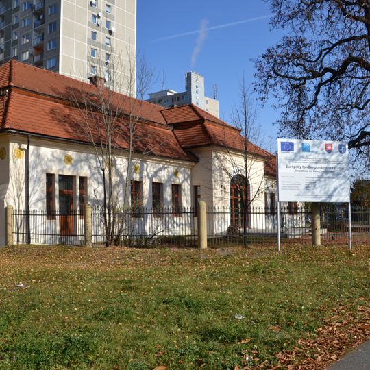 Kaštieľ so záhradou, kaštieľ