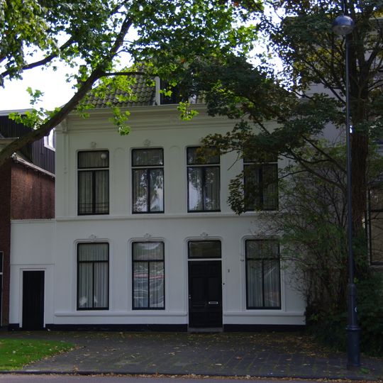 Neoclassicistisch gepleisterd statig herenhuis