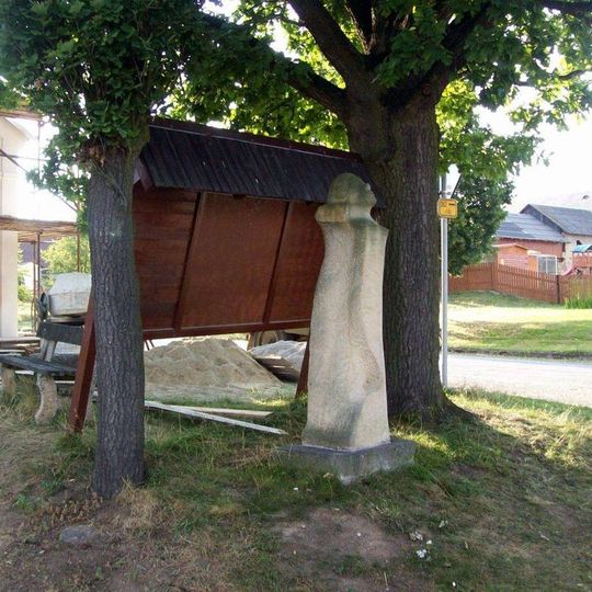 Plastika u křižovatky v Březíně