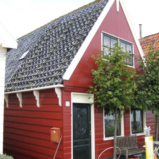 Houten huis met houtskelet. Puntvormig voorschot