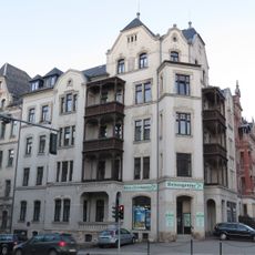 Mietshaus in geschlossener Bebauung in Ecklage mit Resten des Vorgartens Weststraße 44