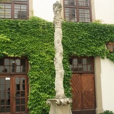 Mariánský sloup na nádvoří zámku v Mikulově
