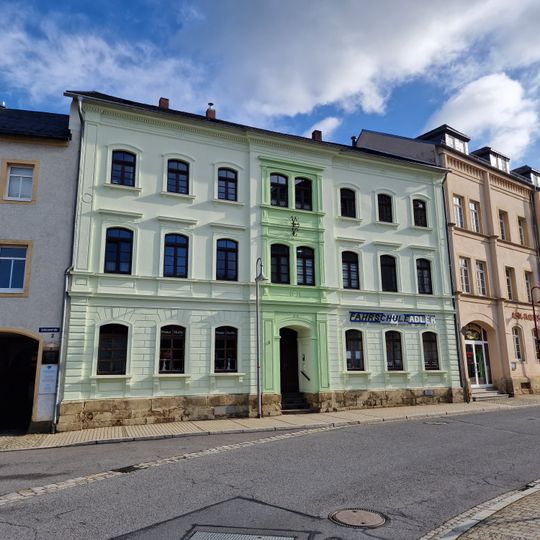 Wohnhaus in geschlossener Bebauung mit originaler Fassadengliederung Rosenstraße 5