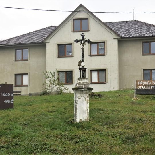 Kříž na návsi v Střednicích
