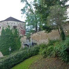 Alle Teile der nördlichen Stadtbefestigung, dazu gehören äußere Zwingermauer und innere Stadtmauer, der Teil der Stadtmauer östlich der Peterskirche bis Neißstraße 12 sowie Grünanlage im Nikolaizwinger zwischen Nikolaiturm und Peterskirche mi