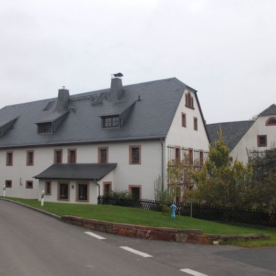 Wohnstallhaus, zwei Seitengebäude, Torhaus und Einfriedung eines Vierseithofes Wiesengrund 1