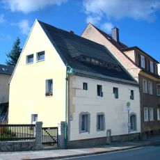Wohnhaus in nach rechts geschlossener Bebauung Großröhrsdorfer Straße 36