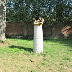 Sloup zastavení XI. na křížové cestě v parku Kláštera v Teplé