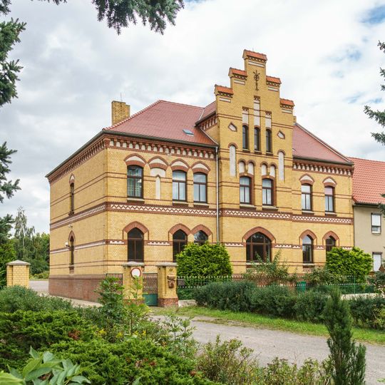 Wohnhaus eines Bauernhofes, mit Vorgarten und Einfriedung Kirchring 20