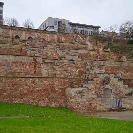 Denkmalsanlage am Hang der Karlsaue