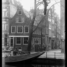 Pand met gevel onder rechte lijst