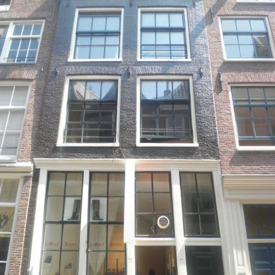 Huis met gevel onder rechte lijst