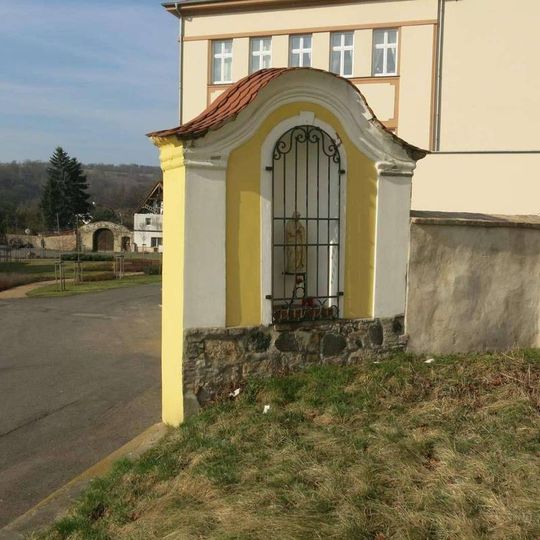 Kaplička před kostelem ve Rtyni nad Bílinou