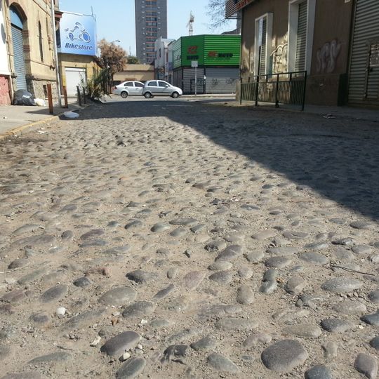 Calzada de la calle Antonio Ricaurte