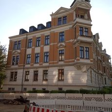 Mietshaus in halboffener Bebauung und Ecklage Humboldtstraße 9