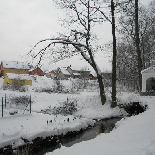 Mostek s kapličkou a sochou svatého Jana Nepomuckého