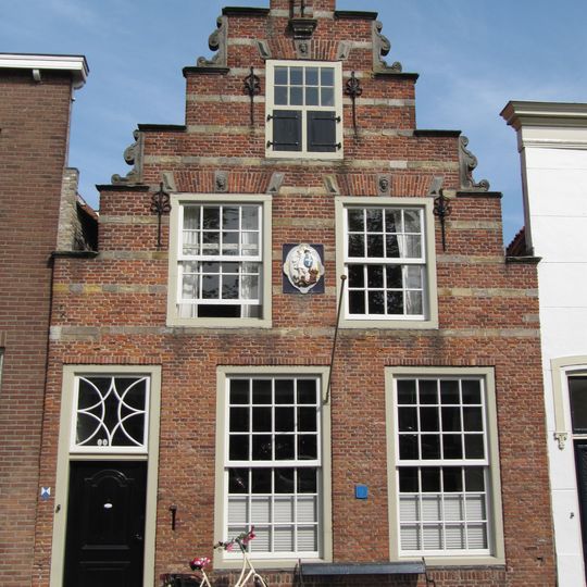 Huis met trapgevel met rolwerkvullingen