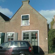 Pand met topgevel, gekoppeld aan het pand Mijzijde 62-63