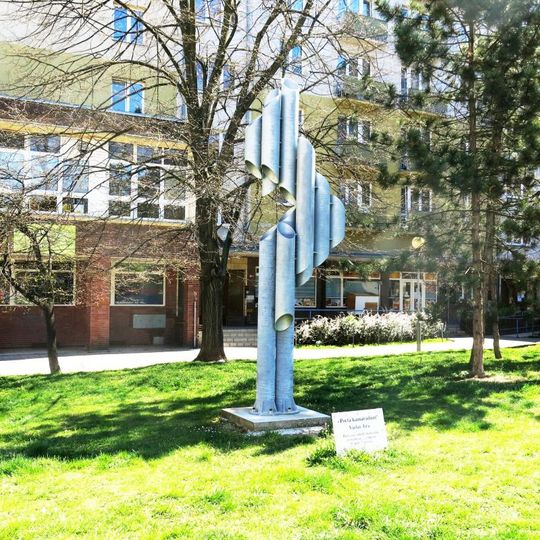 Kovová plastika Pocta kamarádům na Tyršově náměstí v Lounech