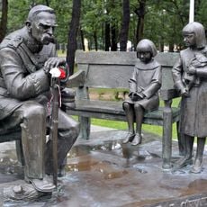 Monument of Józef Piłsudski with daughters in Sulejówek