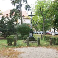 Kříž v parku na náměstí Komenského v Kostelci nad Labem