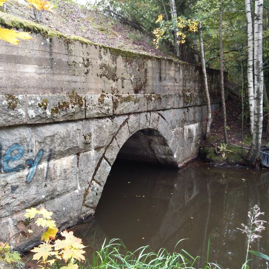 Tehdasalueelle johtaneen rautatien kivisilta