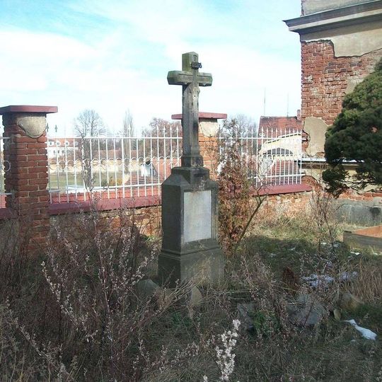 Kříž ve Stodu za kostelem