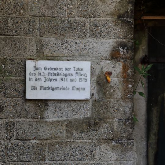 Stollen 4 mit KZ-Gedenktafel