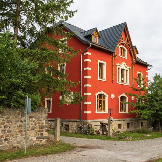 Wohnhaus und südliches Transformatorenhäuschen Bahnhofstraße 6