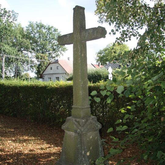 Kříž u kaple sv. Václava v Petrovicích