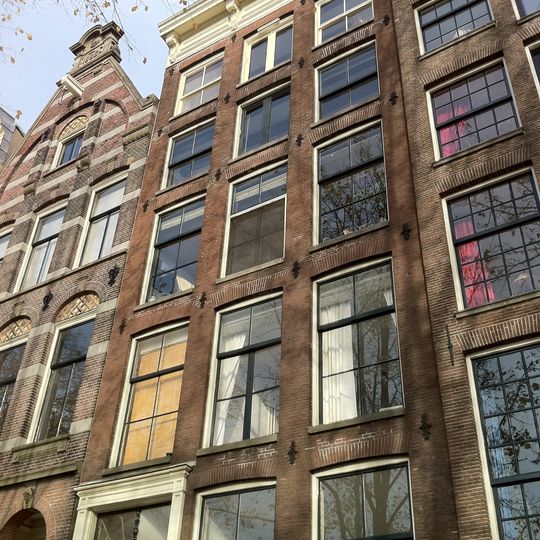Huis met gevel onder rechte lijst in traditionele trant